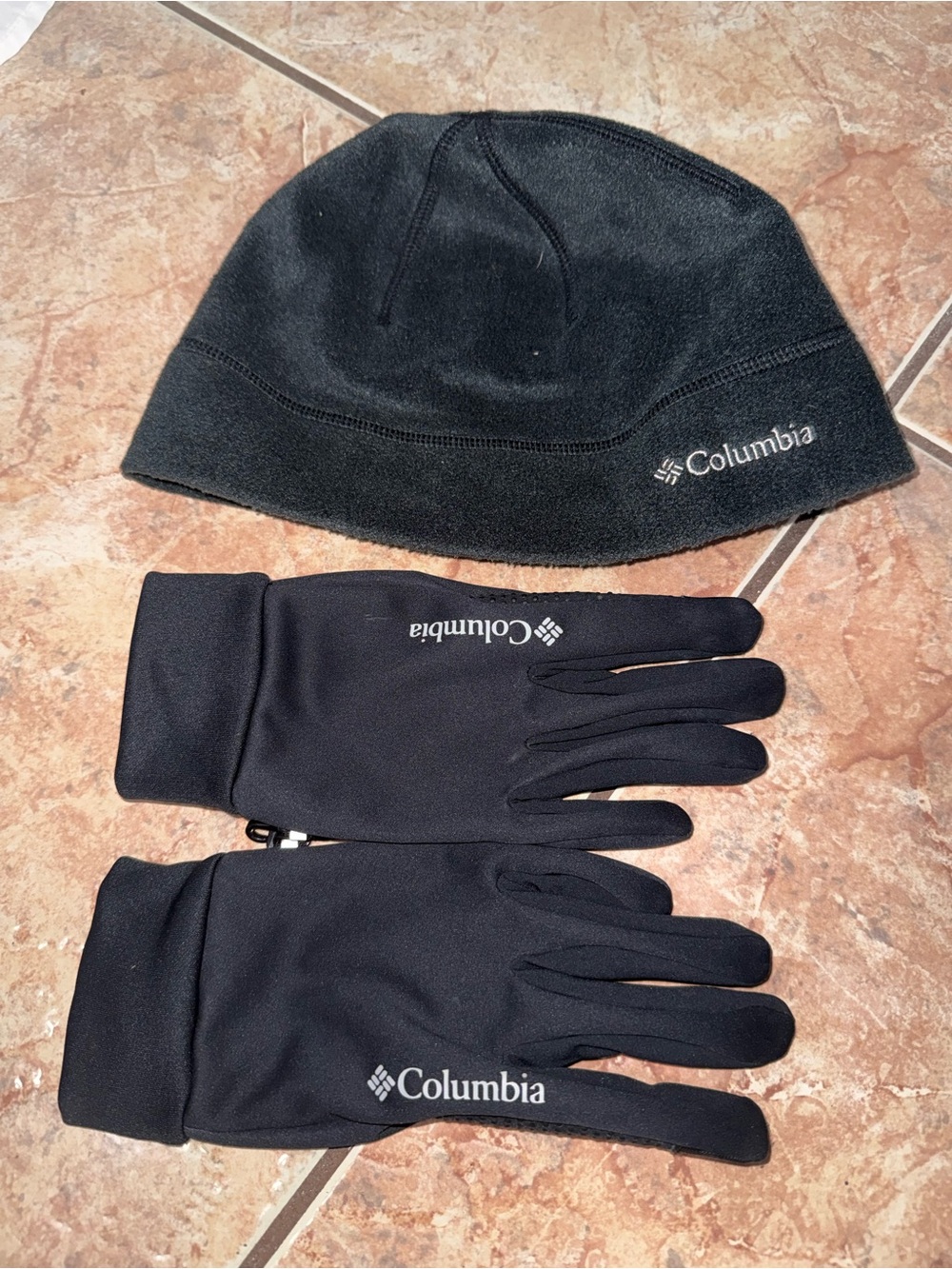 Columbia Black Men’s Fleece Beanie and Gloves Set